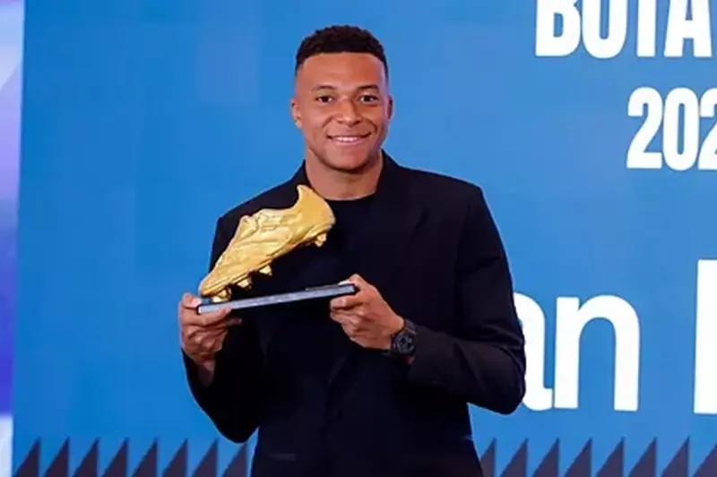 مبابي بعد الحصول على الحذاء الذهبي: إنه لشرف حقيقي مبابي بعد الحصول على الحذاء الذهبي: إنه لشرف حقيقي