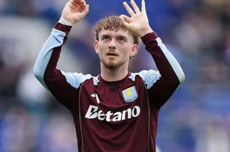 إيمري يهدد بقاء إليوت مع أستون فيلا إيمري يهدد بقاء إليوت مع أستون فيلا