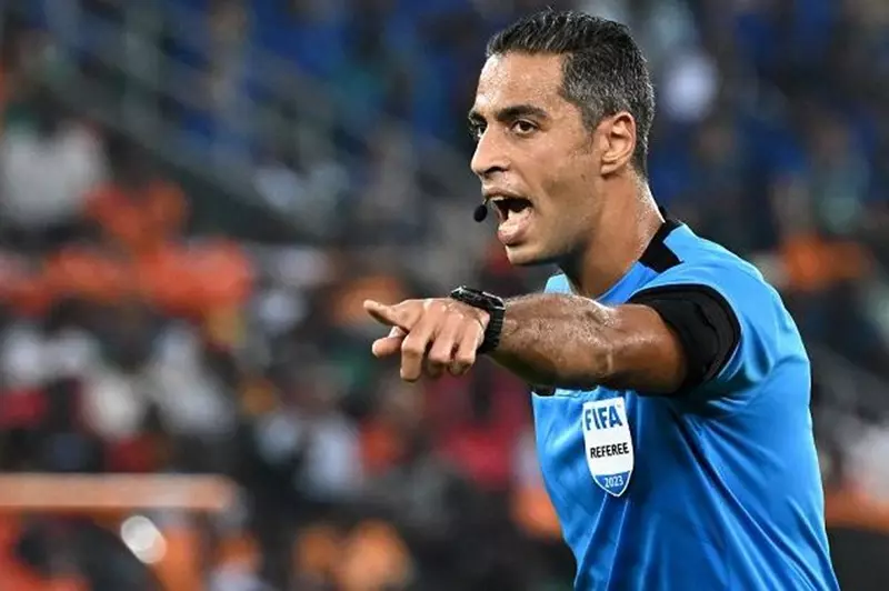 صافرة أمين عمر تحكم مباراة الأهلي والمصري في الدوري صافرة أمين عمر تحكم مباراة الأهلي والمصري في الدوري