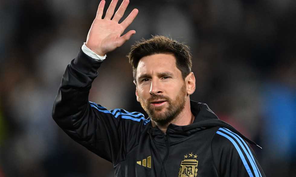 FilGoal | أخبار | تمثال وغضب جماهيري.. أزمة مع بداية جولة ميسي في الهند